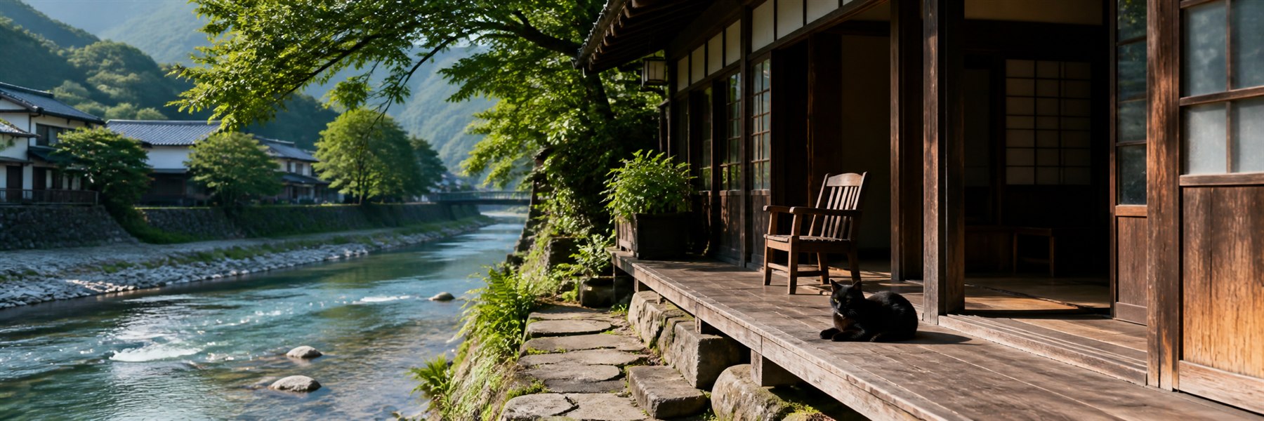 郡上八幡を思わせる川沿いの木造家屋で、窓辺の椅子と黒猫に柔らかな朝日が差す様子