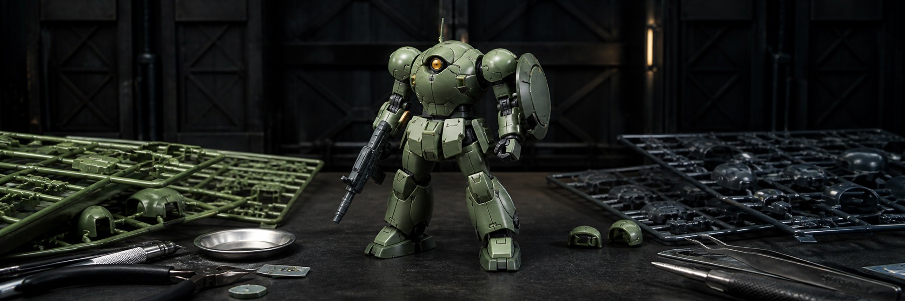 暗い模型作業台で工具とランナーに囲まれた緑色のオリジナル量産型ロボット模型