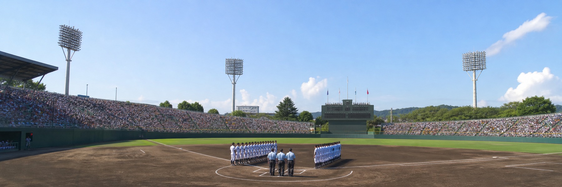 夏の朝の大きな野球場で試合前にホームベース付近へ整列する高校球児