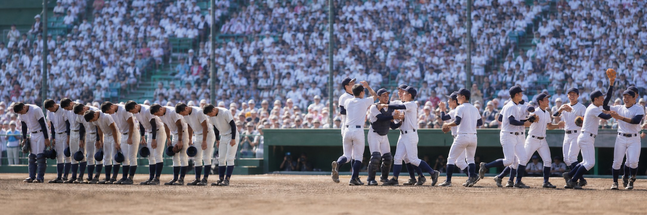 夏の高校野球の試合後に応援席へ一礼する選手と勝利を喜ぶ選手たちのイメージ